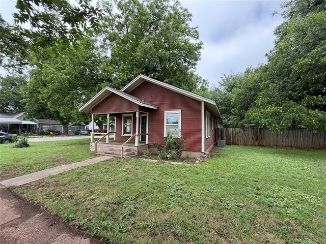 Photo 2 — 701 E Charles Avenue, Pauls Valley, OK 73075