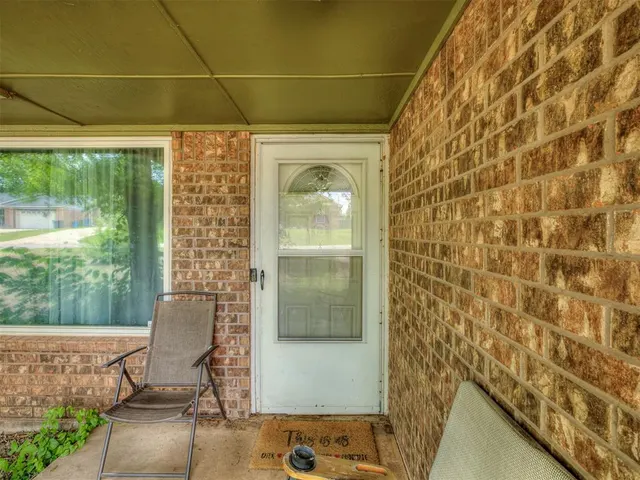 Photo 2 — 321 N Jefferson Avenue, Blanchard, OK 73010