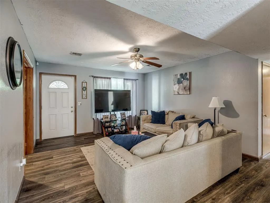 Photo 5 — 321 N Jefferson Avenue, Blanchard, OK 73010