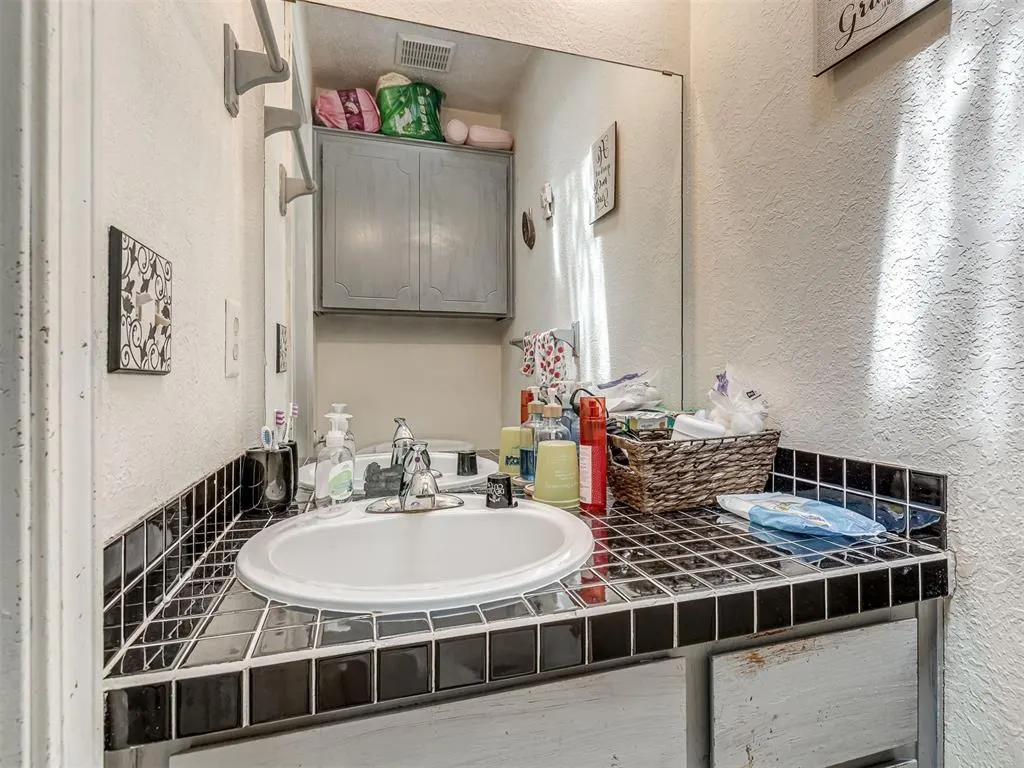 Photo 13 — 321 N Jefferson Avenue, Blanchard, OK 73010