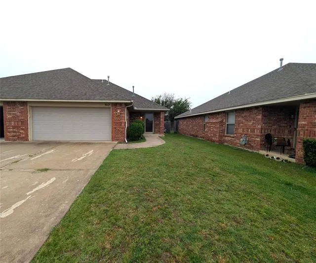 Photo 2 — 917 SW 37th Street, Moore, OK 73160