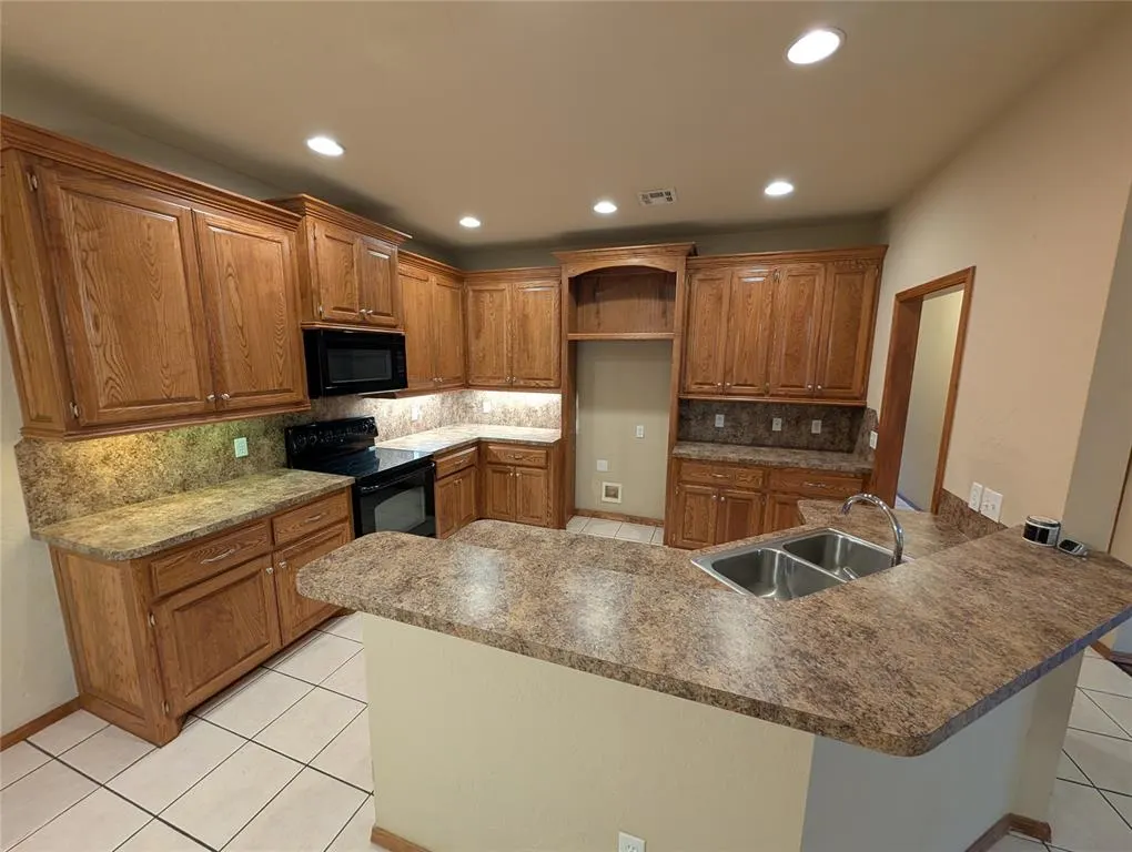 Photo 7 — 917 SW 37th Street, Moore, OK 73160