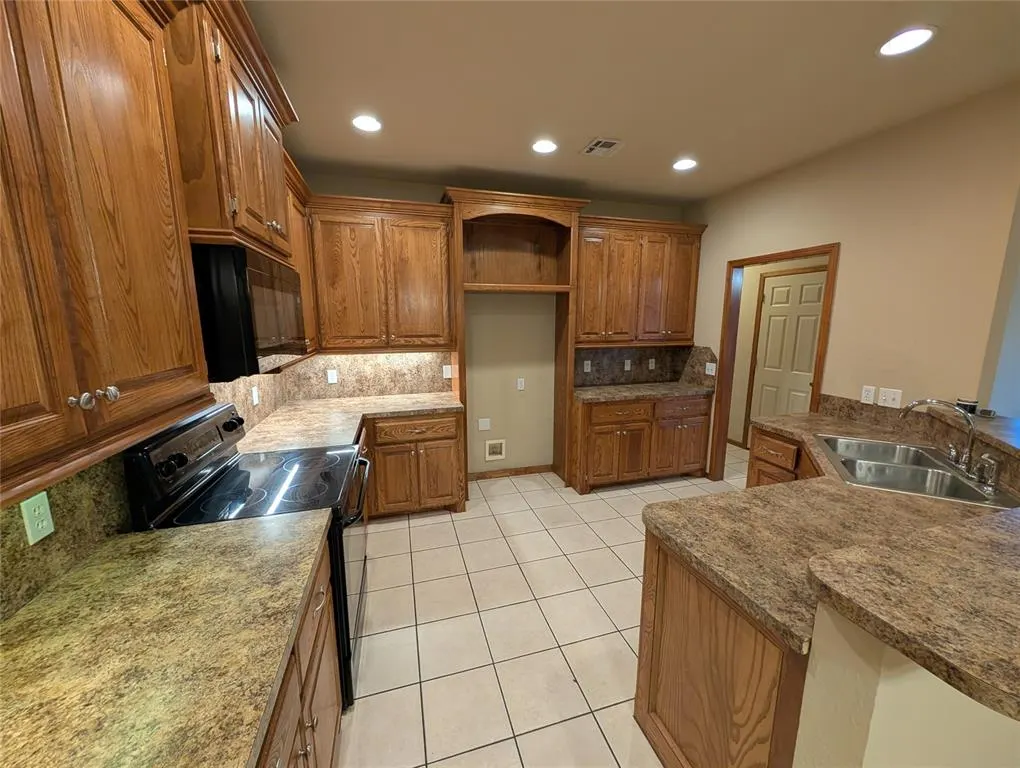 Photo 8 — 917 SW 37th Street, Moore, OK 73160