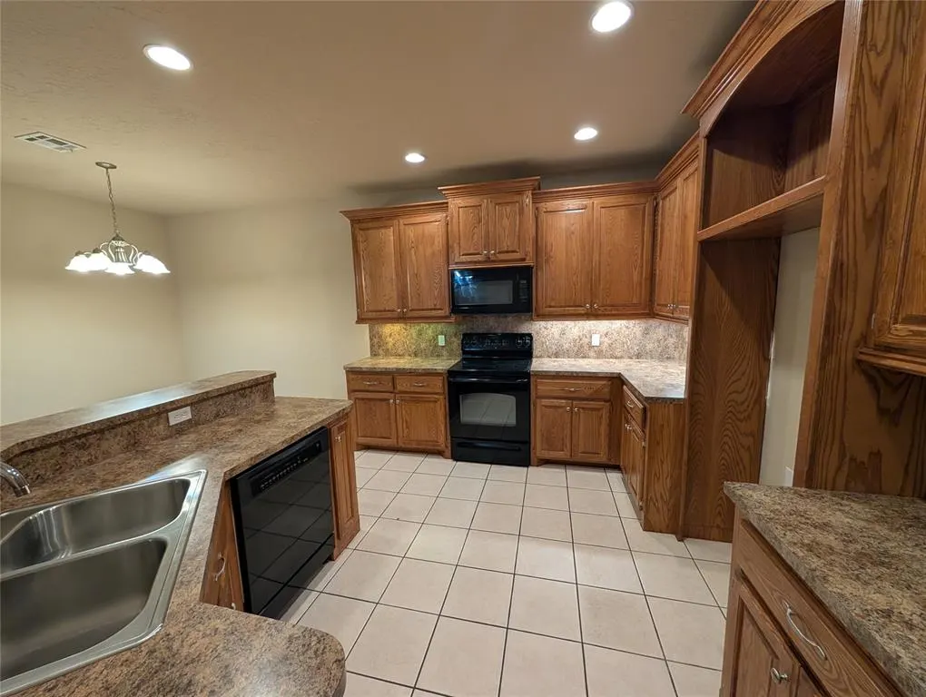 Photo 10 — 917 SW 37th Street, Moore, OK 73160