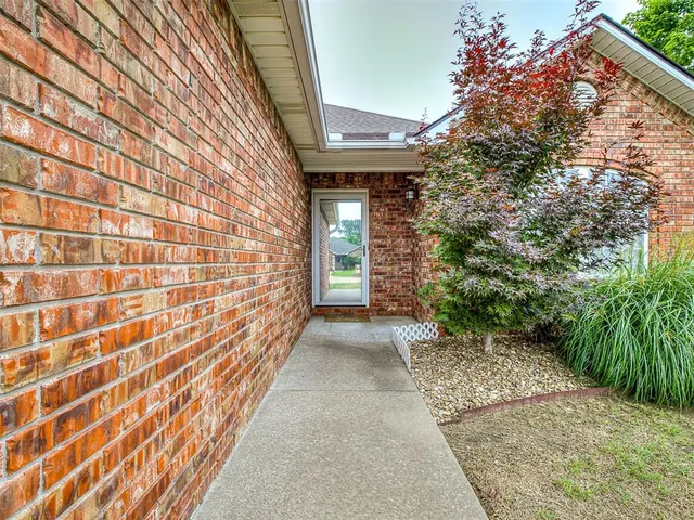 Photo 3 — 2200 Willow Run, McAlester, OK 74501