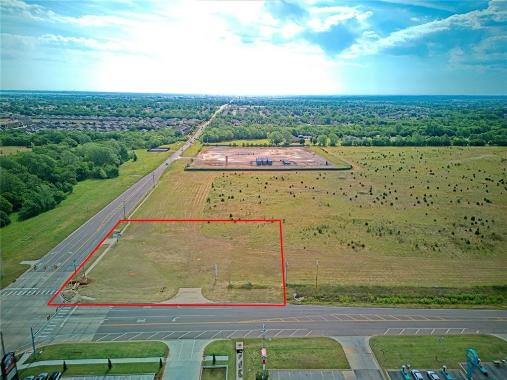 Photo 2 — 200 S Cemetery Road, Yukon, OK 73099