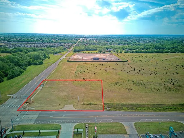 Photo 2 — 200 S Cemetery Road, Yukon, OK 73099