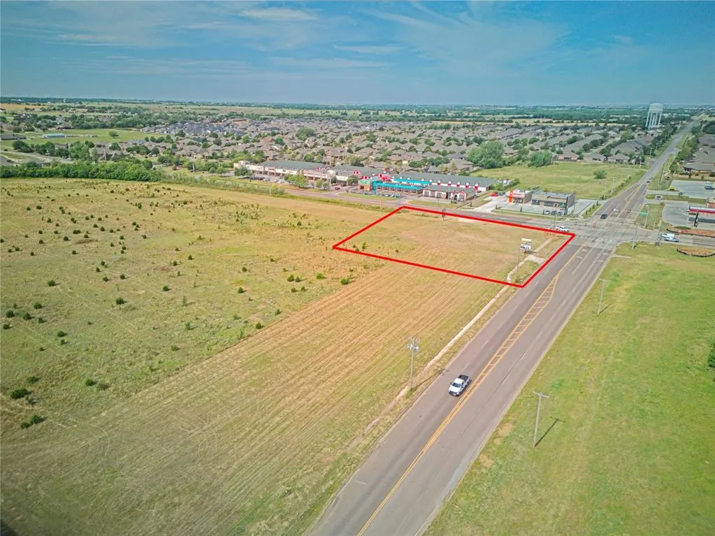 Photo 3 — 200 S Cemetery Road, Yukon, OK 73099