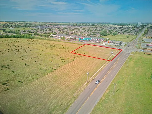 Photo 3 — 200 S Cemetery Road, Yukon, OK 73099