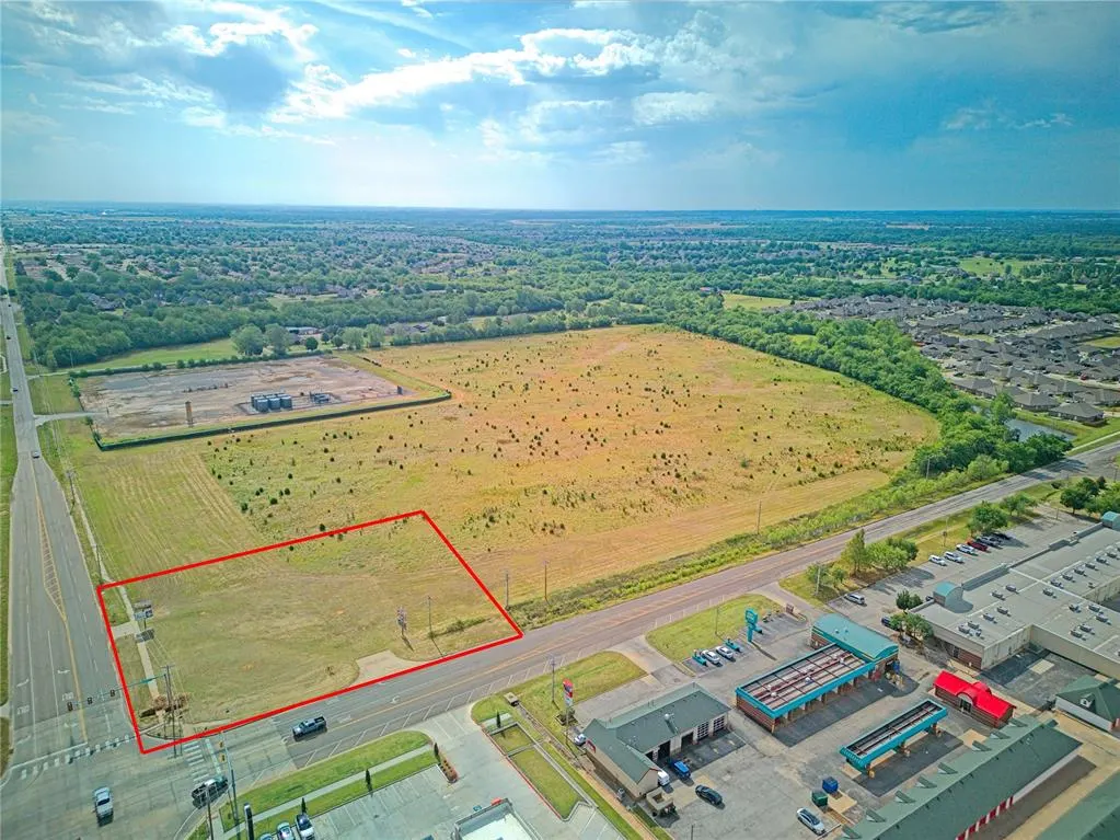Photo 4 — 200 S Cemetery Road, Yukon, OK 73099