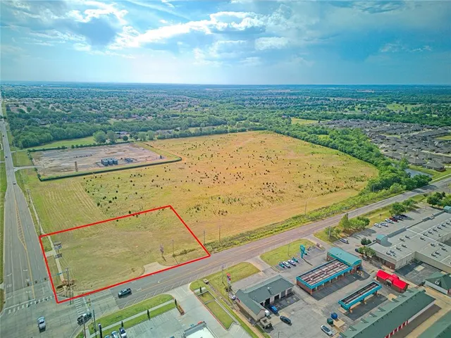 Photo 4 — 200 S Cemetery Road, Yukon, OK 73099