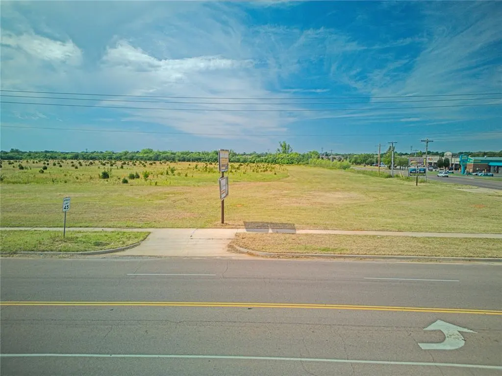Photo 5 — 200 S Cemetery Road, Yukon, OK 73099