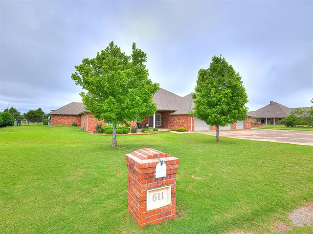 Photo 4 — 611 Broadway, Guthrie, OK 73044