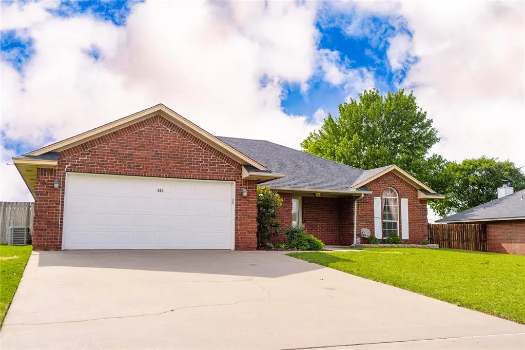 Front exterior — 321 Peggy Drive, Elk City, OK 73644