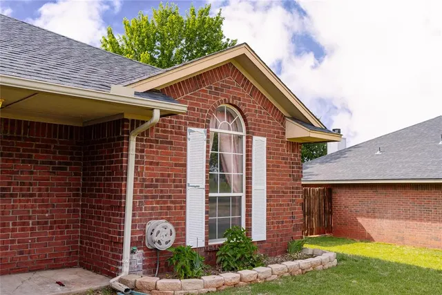 Photo 2 — 321 Peggy Drive, Elk City, OK 73644