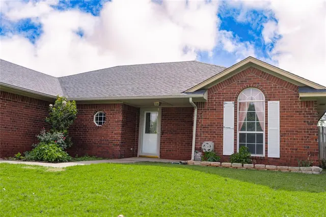 Photo 3 — 321 Peggy Drive, Elk City, OK 73644
