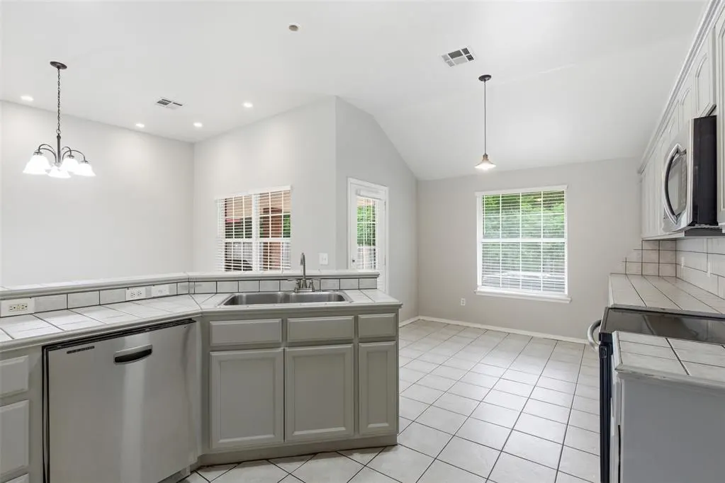 Photo 10 — 1708 Parkridge Drive, Norman, OK 73071