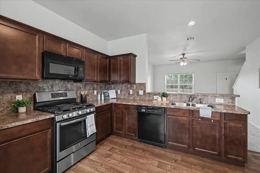 Photo 10 — 9616 Eli Drive, Moore, OK 73160