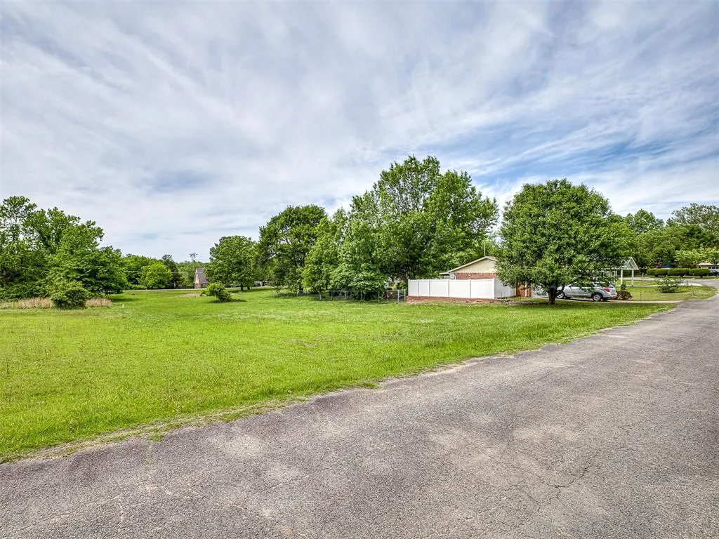 Photo 3 — 1749 Rockford Drive, Eufaula, OK 74432