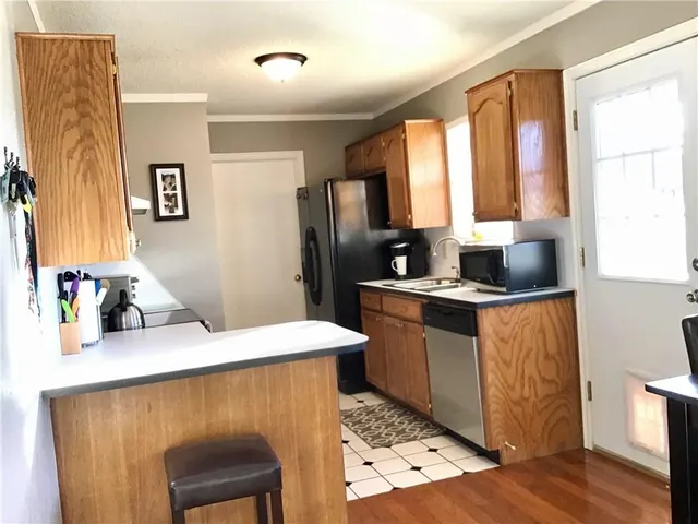 Photo 4 — 2123 Lakecrest Drive, Moore, OK 73170