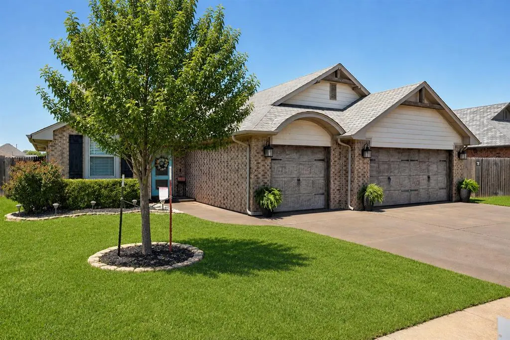 Photo 2 — 16709 Monroe Drive, Edmond, OK 73012