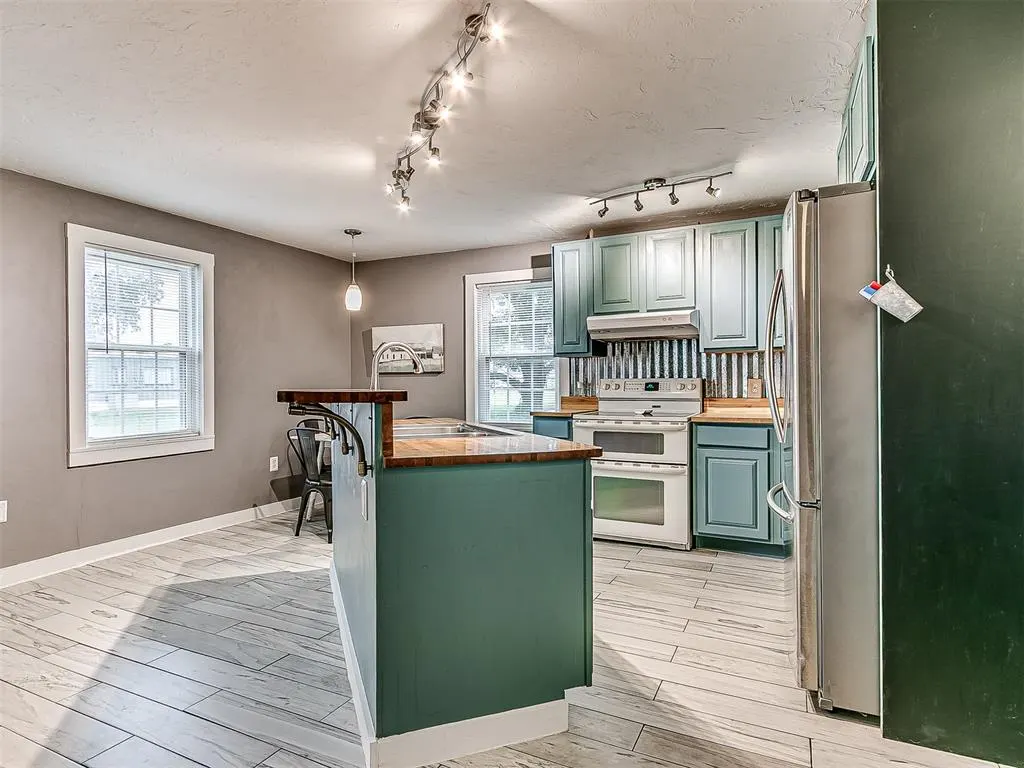 Photo 9 — 418 W Grimes Avenue, Cashion, OK 73016