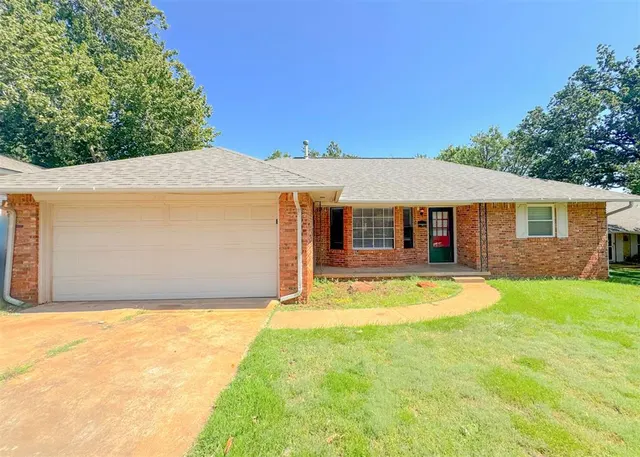 Front exterior — 345 Travis Circle, Edmond, OK 73013