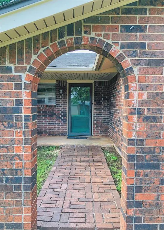 Photo 2 — 720 Robin Hill Road, Edmond, OK 73003
