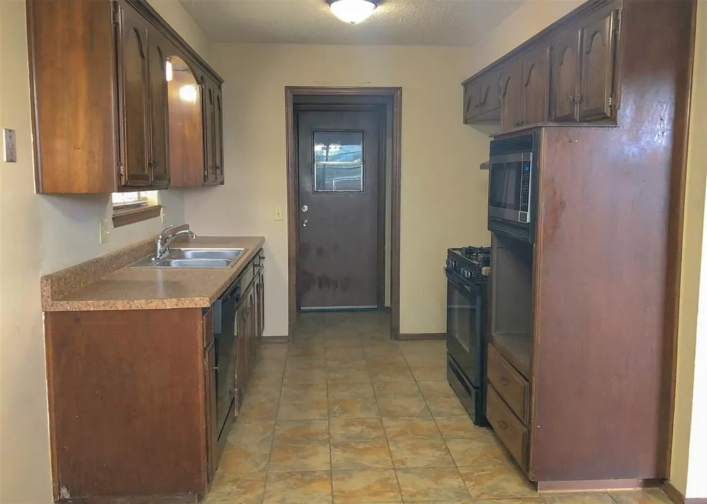 Photo 8 — 720 Robin Hill Road, Edmond, OK 73003