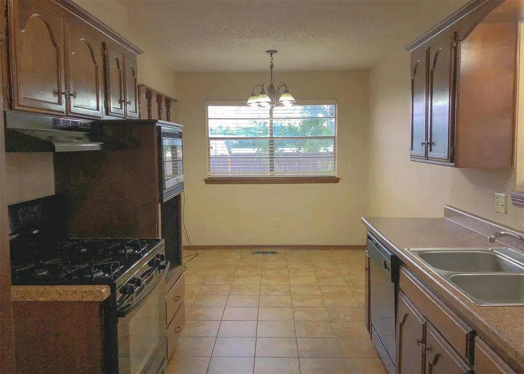 Photo 9 — 720 Robin Hill Road, Edmond, OK 73003
