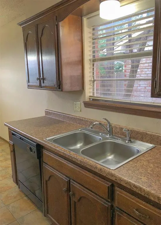 Photo 11 — 720 Robin Hill Road, Edmond, OK 73003