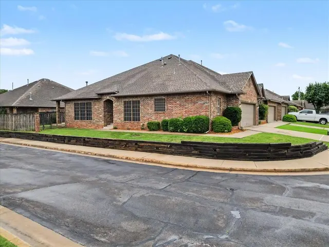 Photo 2 — 1641 Laurel Drive, Edmond, OK 73003