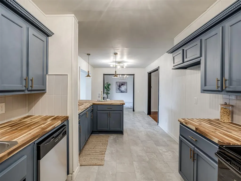 Photo 10 — 901 NE 6th Street, Moore, OK 73160