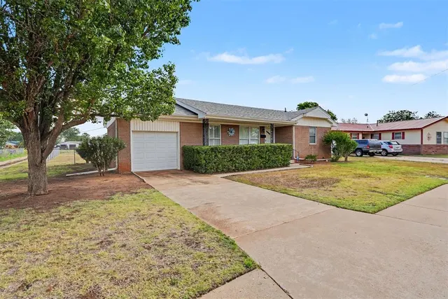 Photo 4 — 1213 Karen Drive, Altus, OK 73521