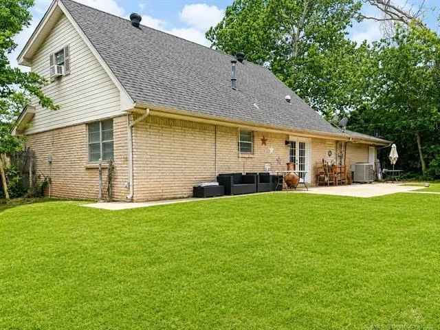 Photo 2 — 1813 Bellaire Circle, Moore, OK 73160