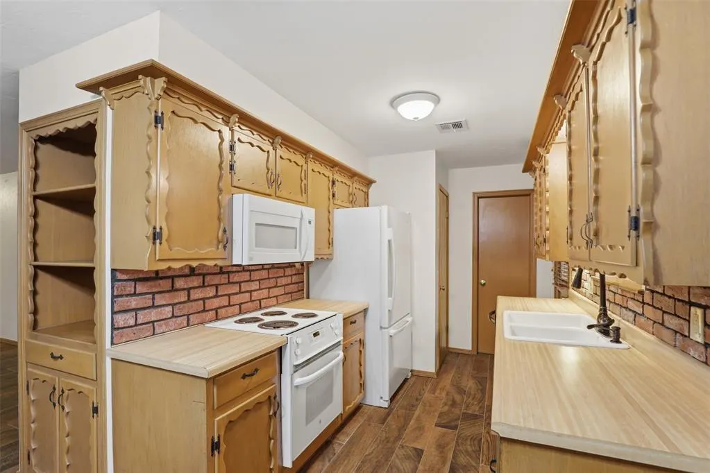 Photo 10 — 7704 NW 30th Street, Bethany, OK 73008