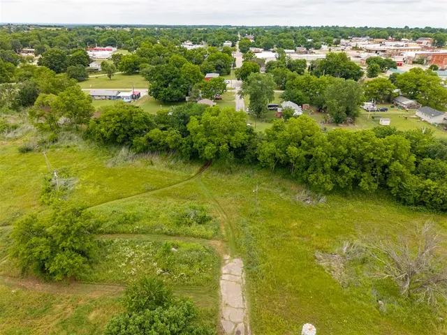 Photo 2 — 6th Street, Prague, OK 74864