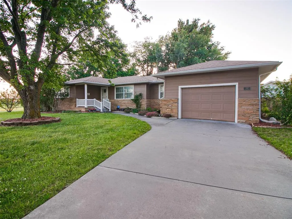 Photo 2 — 102 Sooner Drive, Stroud, OK 74079