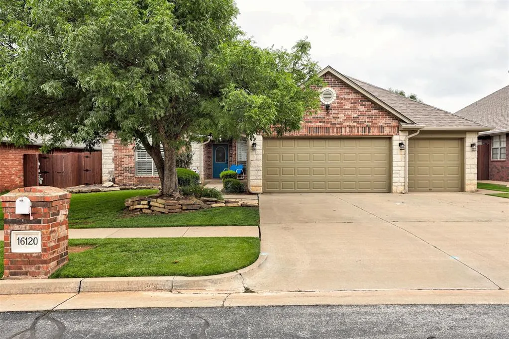 Photo 2 — 16120 Rim Road, Edmond, OK 73013