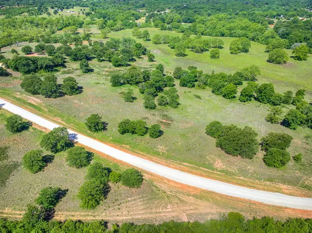 Photo 2 — 3704 Baxter Lane, Norman, OK 73026
