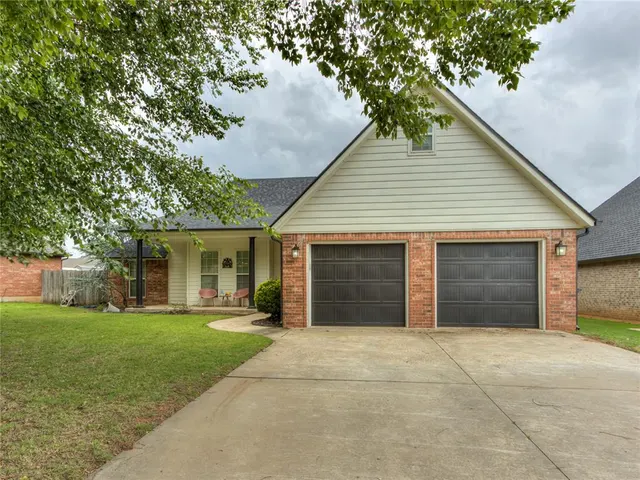 Photo 2 — 324 E Charlotte Terrace, Mustang, OK 73064
