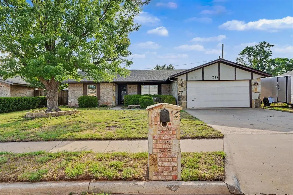 Front exterior — 717 Windsor Drive, Altus, OK 73521