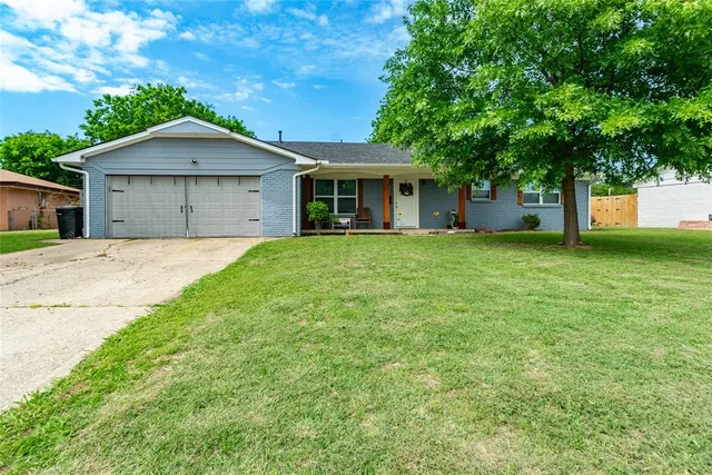 Photo 2 — 913 SW 6th Street, Moore, OK 73160
