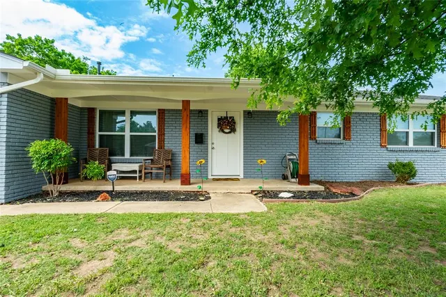 Photo 3 — 913 SW 6th Street, Moore, OK 73160