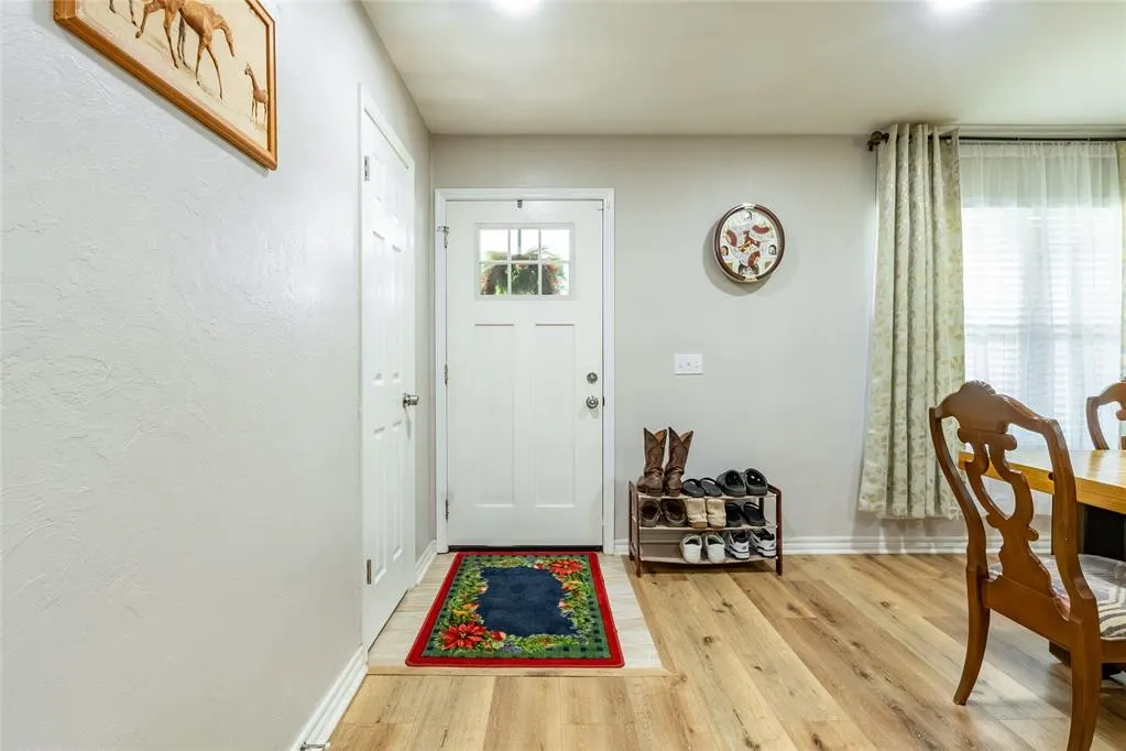 Photo 5 — 913 SW 6th Street, Moore, OK 73160