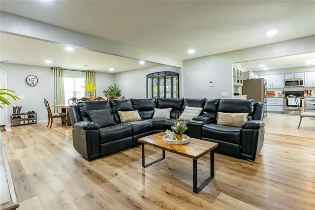 Photo 7 — 913 SW 6th Street, Moore, OK 73160