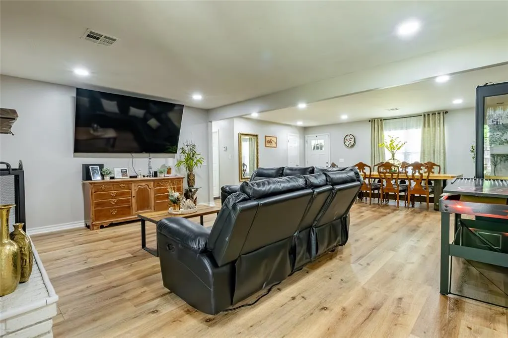 Photo 8 — 913 SW 6th Street, Moore, OK 73160
