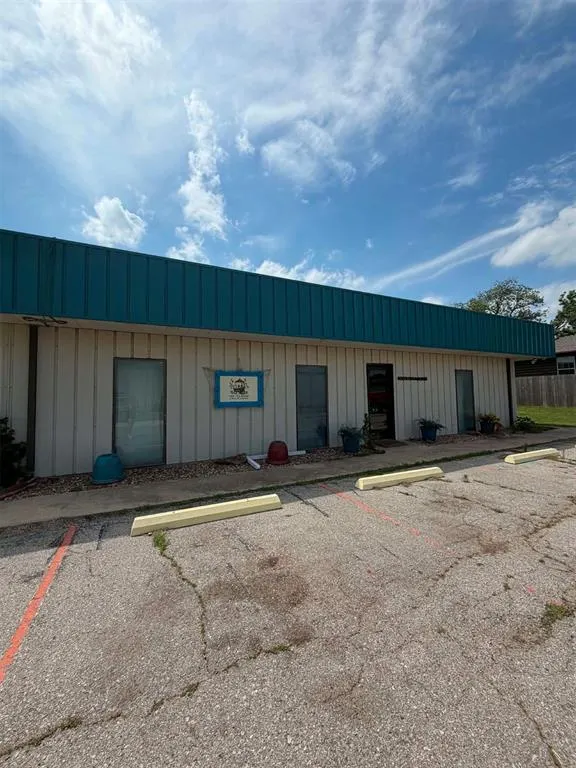 Photo 2 — 300 W Main Street, Stratford, OK 74872