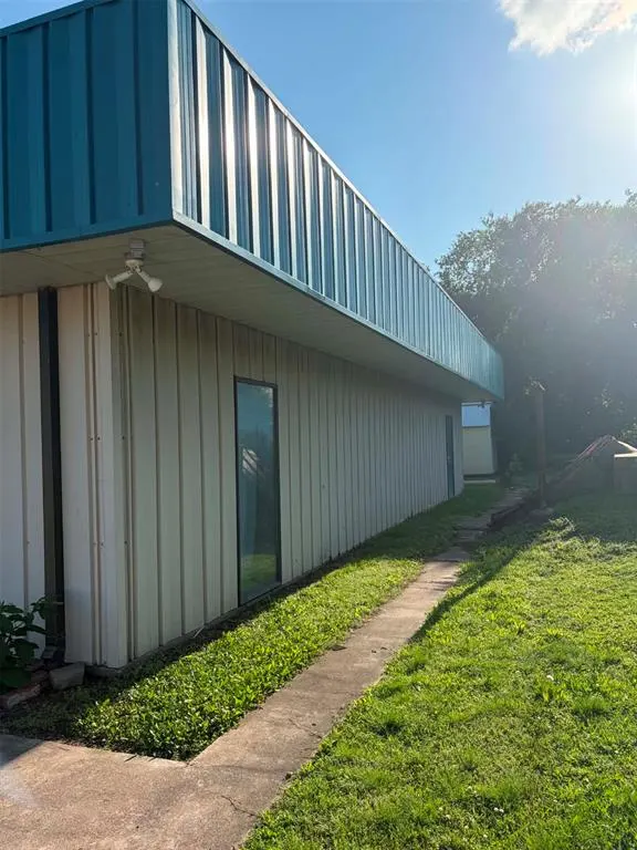 Photo 5 — 300 W Main Street, Stratford, OK 74872