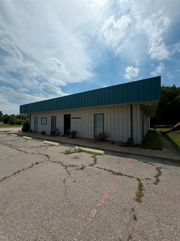 Photo 11 — 300 W Main Street, Stratford, OK 74872